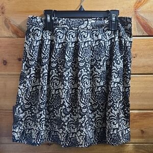 Hinge Black and Cream Lace-Pattern Pleated Mini Skirt Size 6 0183